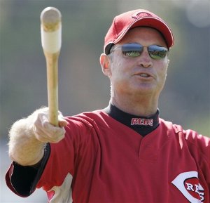 Reds manager Jerry Narron shows off his mad juggling skills.