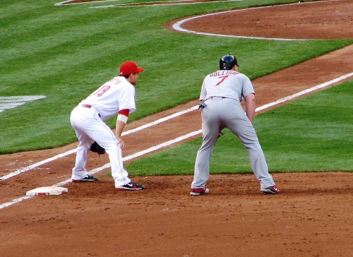 Votto stays close to Holliday on first