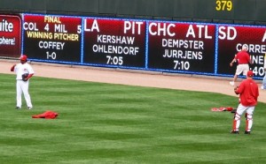 Cueto and Hernandez warming up before the game