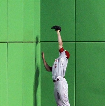 Drew Stubbs makes a catch at the wall in Miami (AP Photo/Alan Diaz)