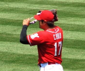 Choo puts on his sunglasses in center field