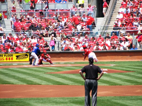 Cueto pitches in the bottom of the first